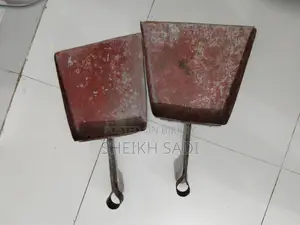 দুটি মজবুত লোহার বেলচা