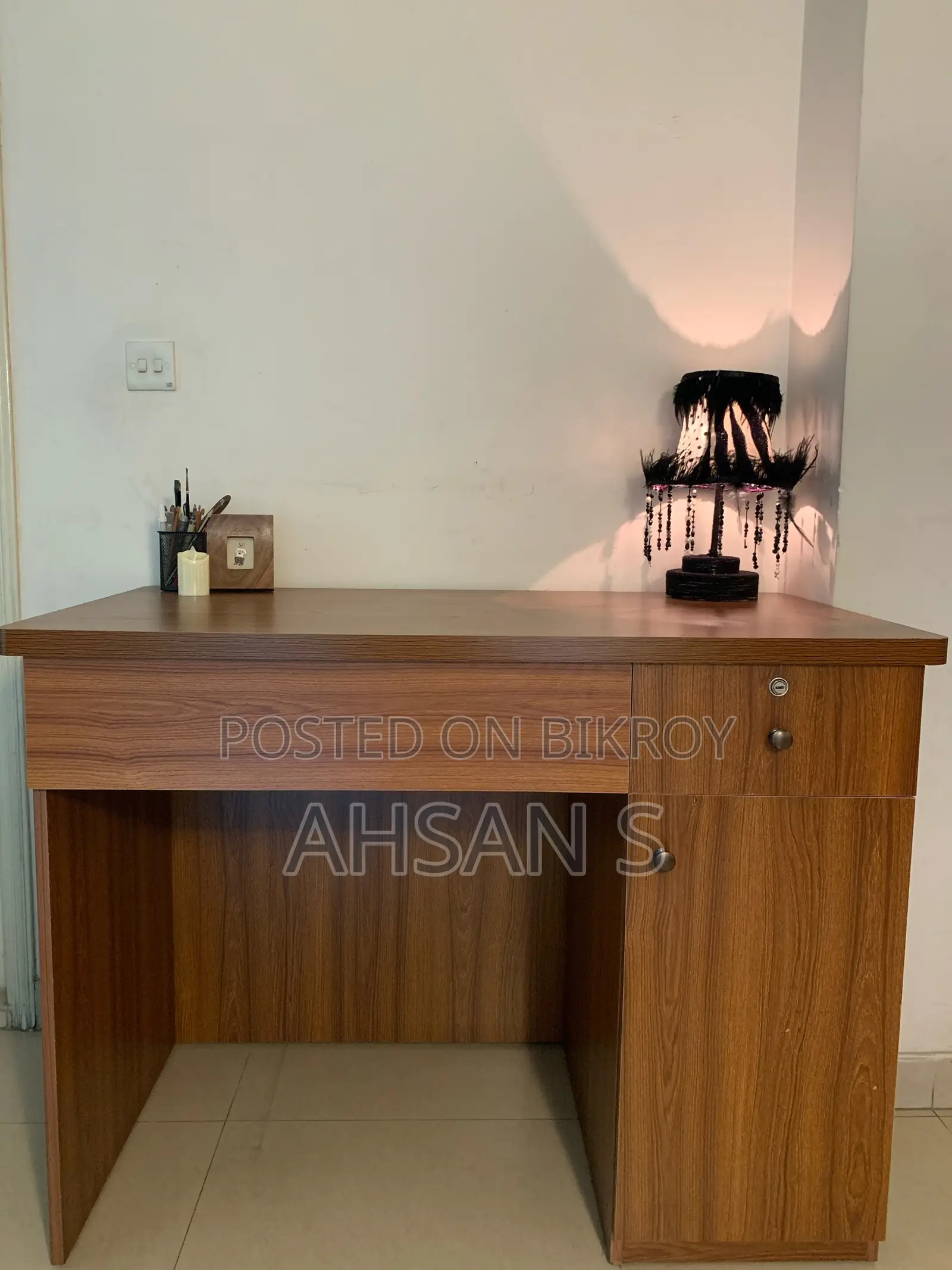 দারুণ স্টোরেজ সুবিধাসহ চমৎকার কন্ডিশনের স্টাডি টেবিল