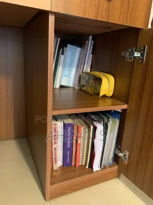 দারুণ স্টোরেজ সুবিধাসহ চমৎকার কন্ডিশনের স্টাডি টেবিল
