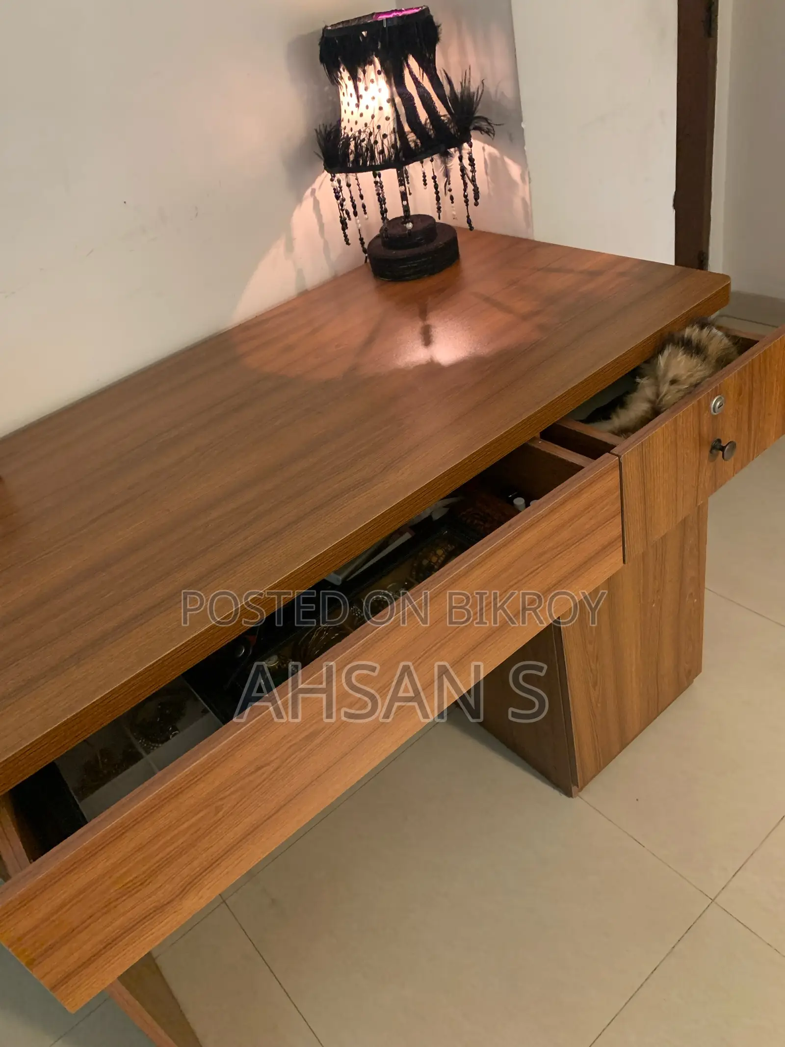 দারুণ স্টোরেজ সুবিধাসহ চমৎকার কন্ডিশনের স্টাডি টেবিল