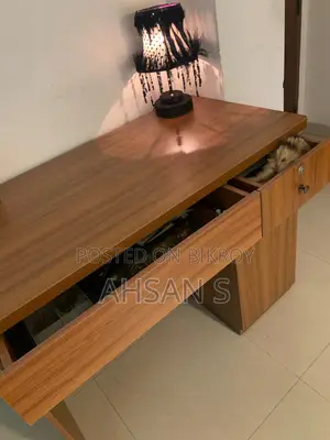 দারুণ স্টোরেজ সুবিধাসহ চমৎকার কন্ডিশনের স্টাডি টেবিল