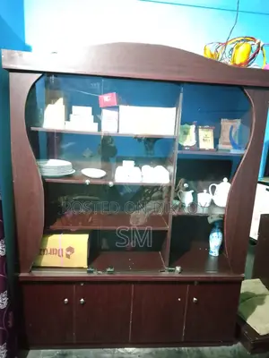একটি শোকেস বিক্রয় হবে প্রস্থ ৬ ফিট উচ্চতা ৬.২