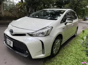 Toyota Prius Alpha 2017