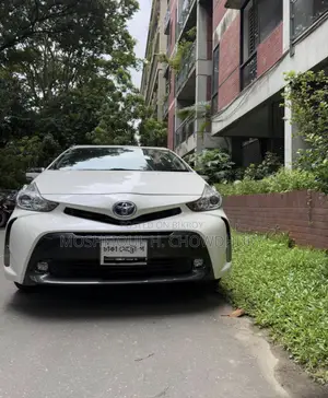 Toyota Prius Alpha 2017