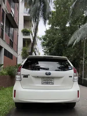 Toyota Prius Alpha 2017