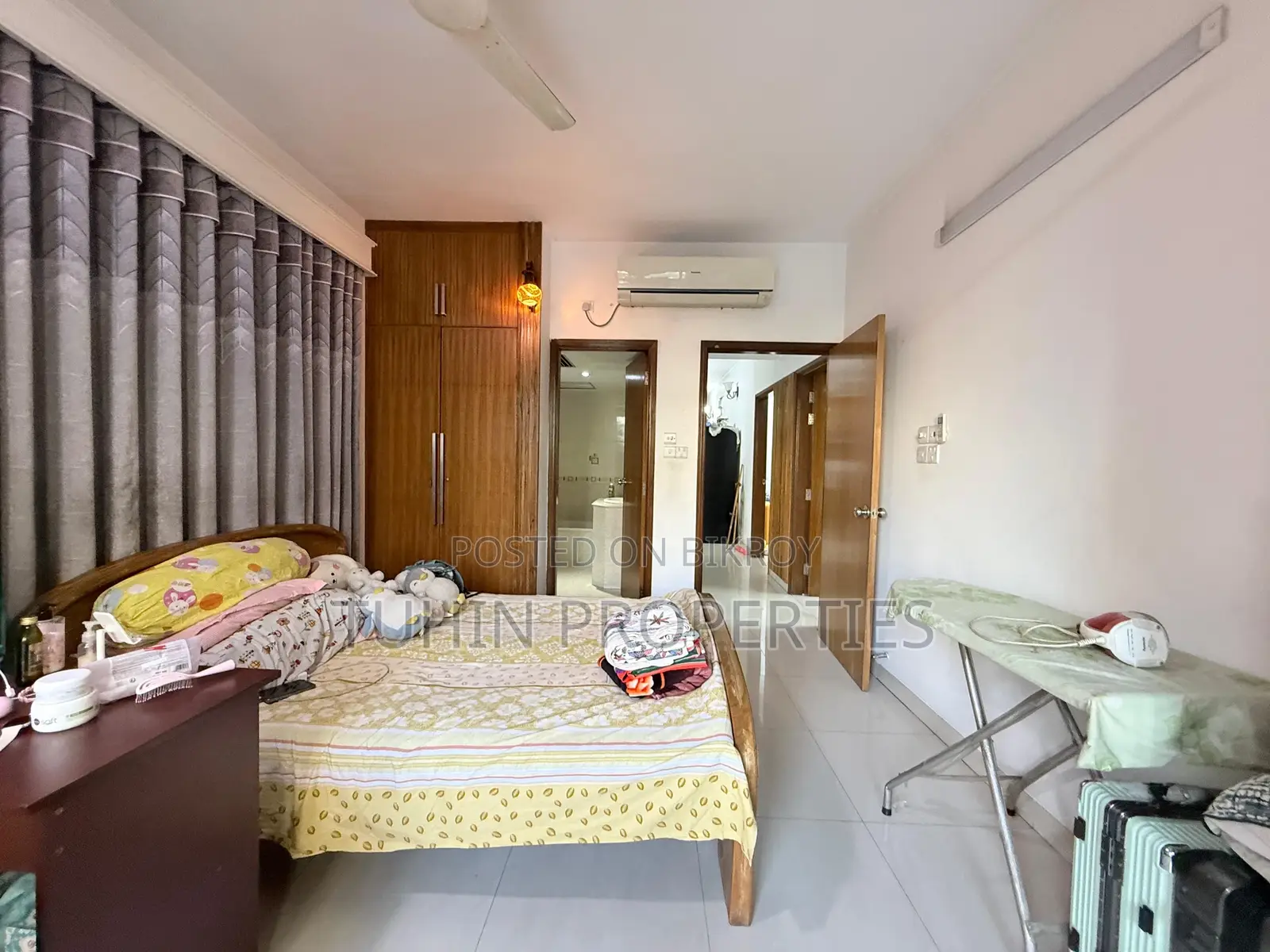 Used Ready Luxury 2000 Sft 3rd Floor Flat Sale at Iqbal Road Md. Pur.