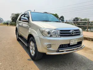 Toyota Fortuner 7 Seater VVTi 4X4 2012