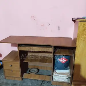 কম্পিউটার টেবিল