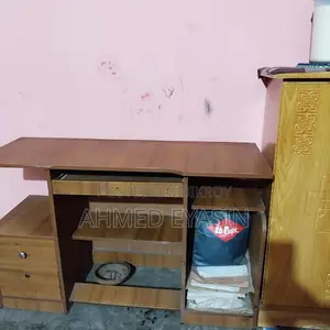 কম্পিউটার টেবিল