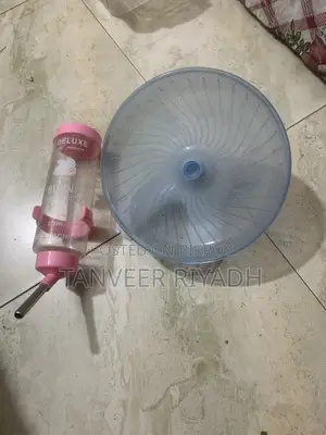 হ্যামস্টার হুইল এবং পানির পাত্র