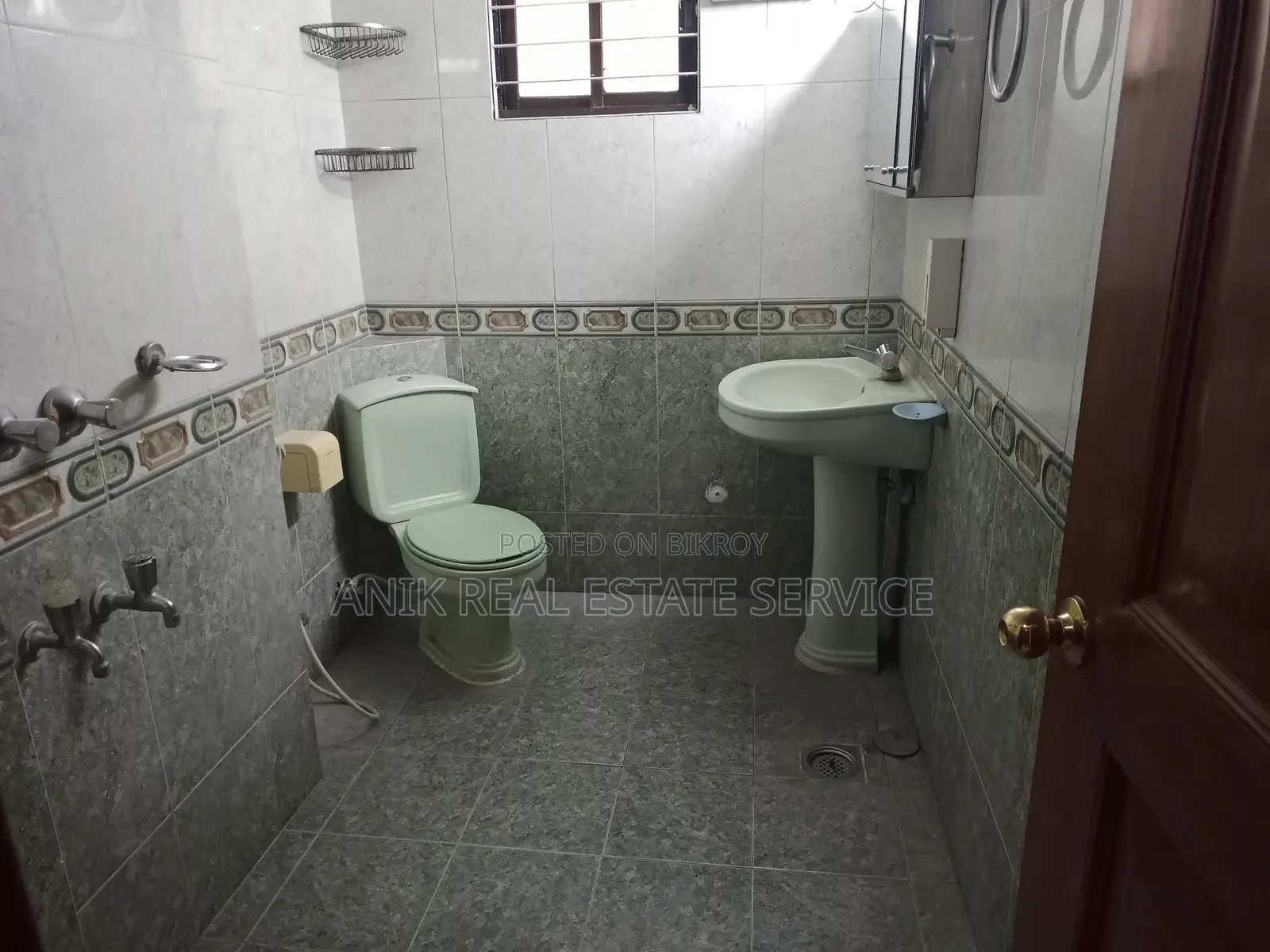 গুলশান ২-এ চমৎকার ৩ বেডরুমের আন-ফার্নিশড ফ্ল্যাট ভাড়া