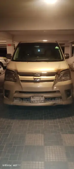 Toyota Noah . 2006