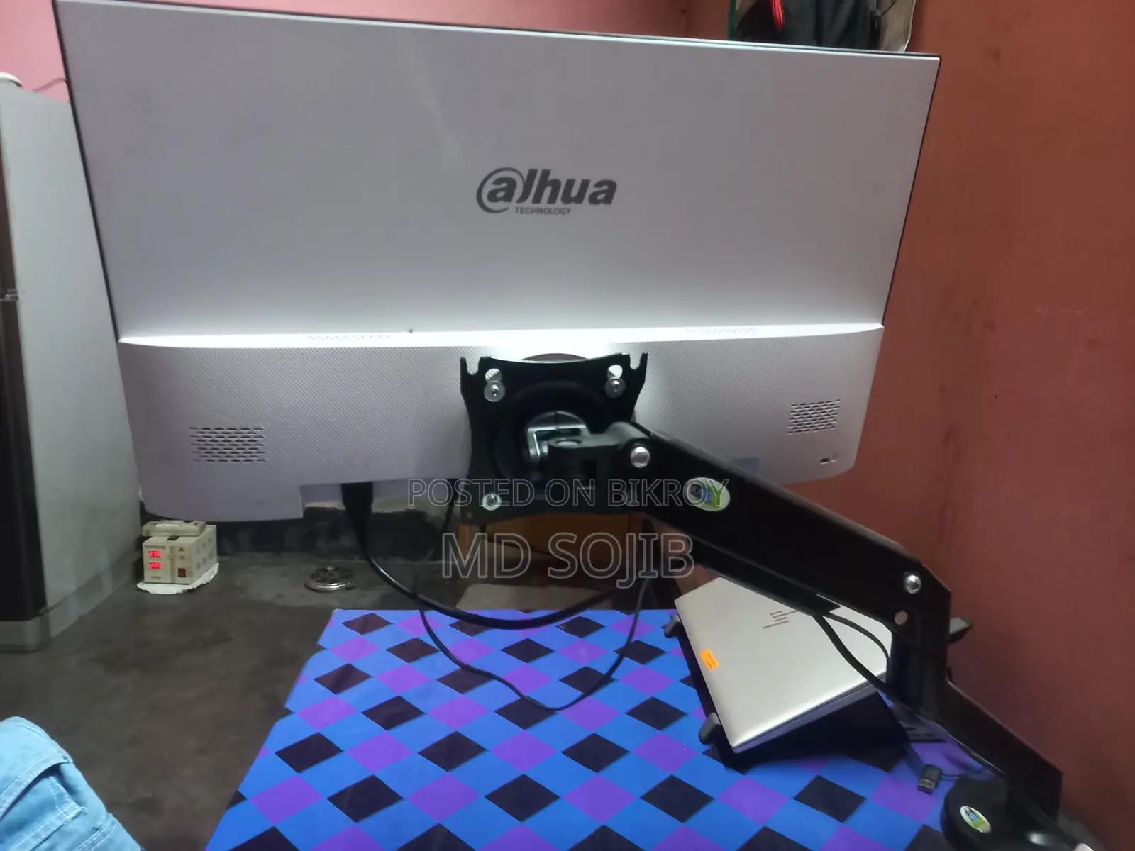 Monitor + Arm Sell Post