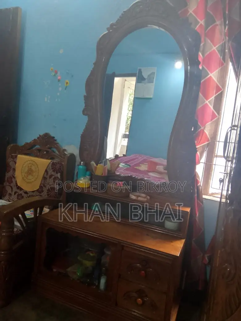 ড্রেসিং টেবিল