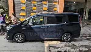 Toyota Esquire gi premium-hybrid 2020