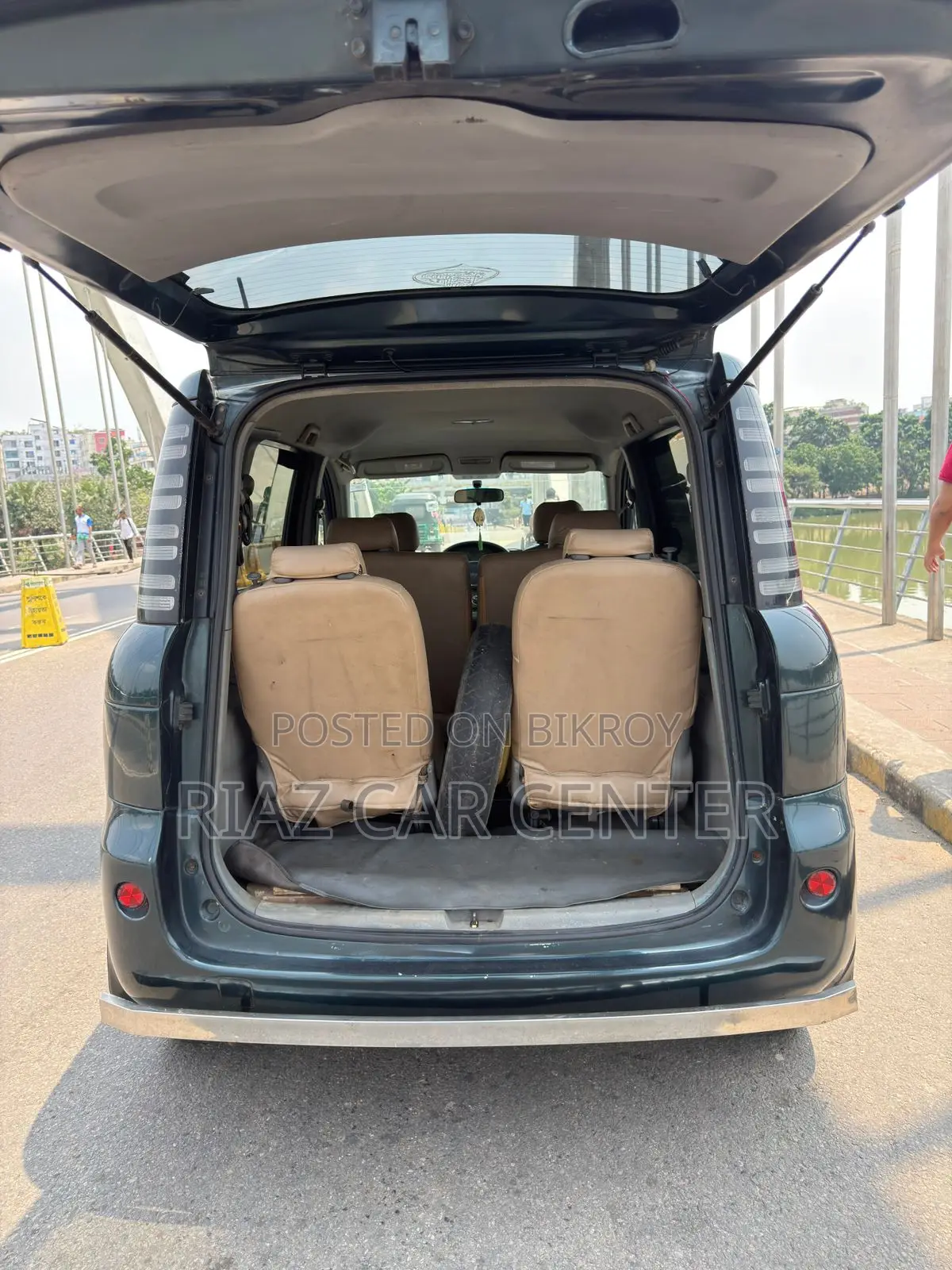 Toyota Sienta 2004