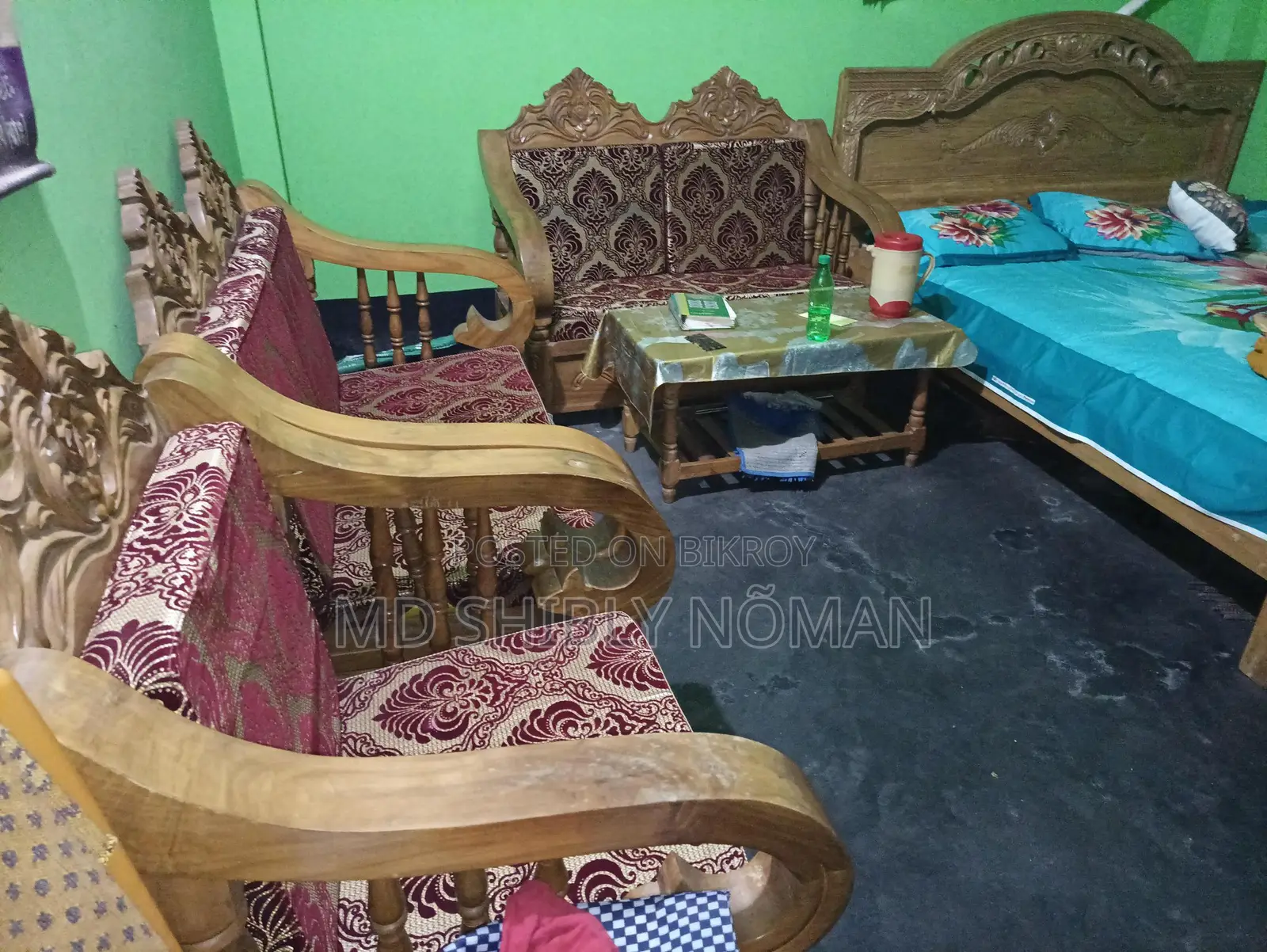 Five-seater full sofa set.