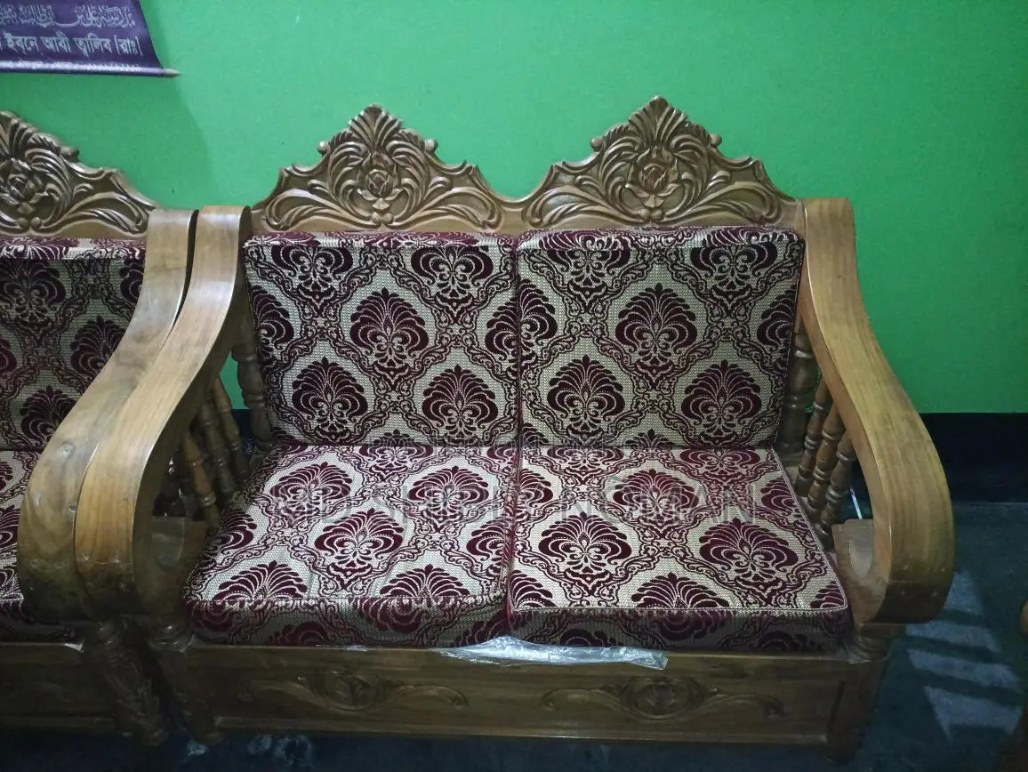 Five-seater full sofa set.