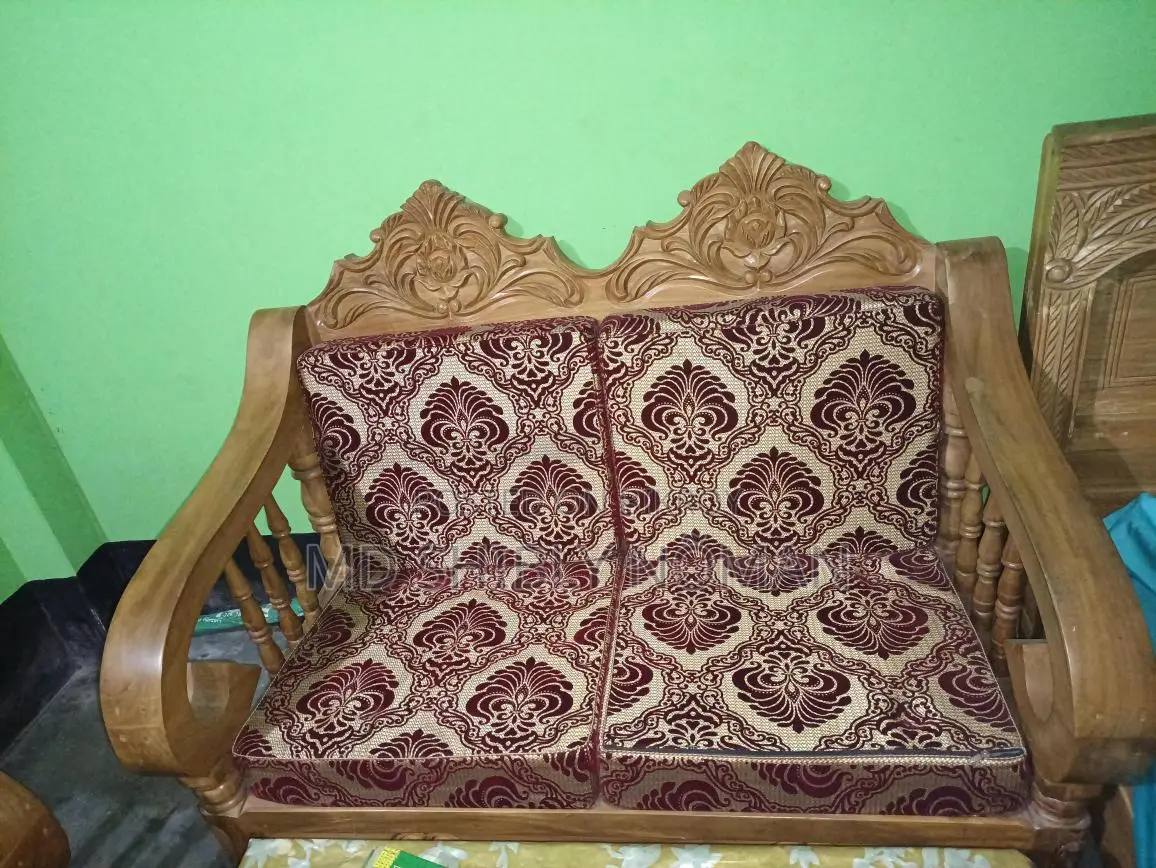 Five-seater full sofa set.