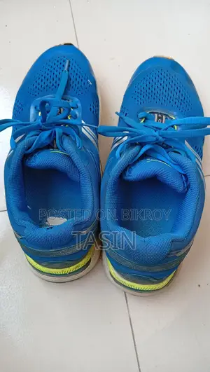 Sneakers কম দামে বিক্রি হবে।