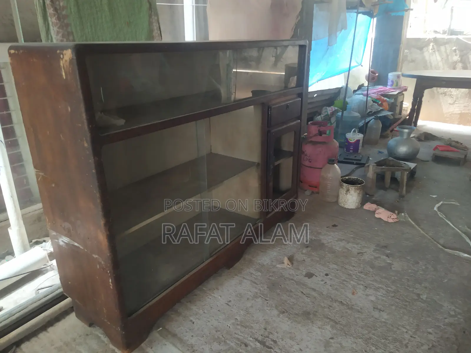 শোকেজ টি বিক্রি হবে।