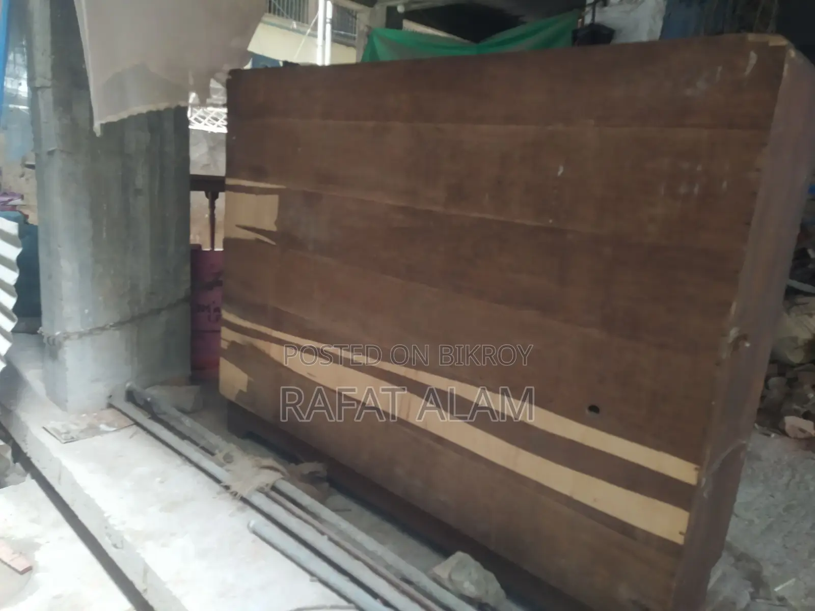 শোকেজ টি বিক্রি হবে।