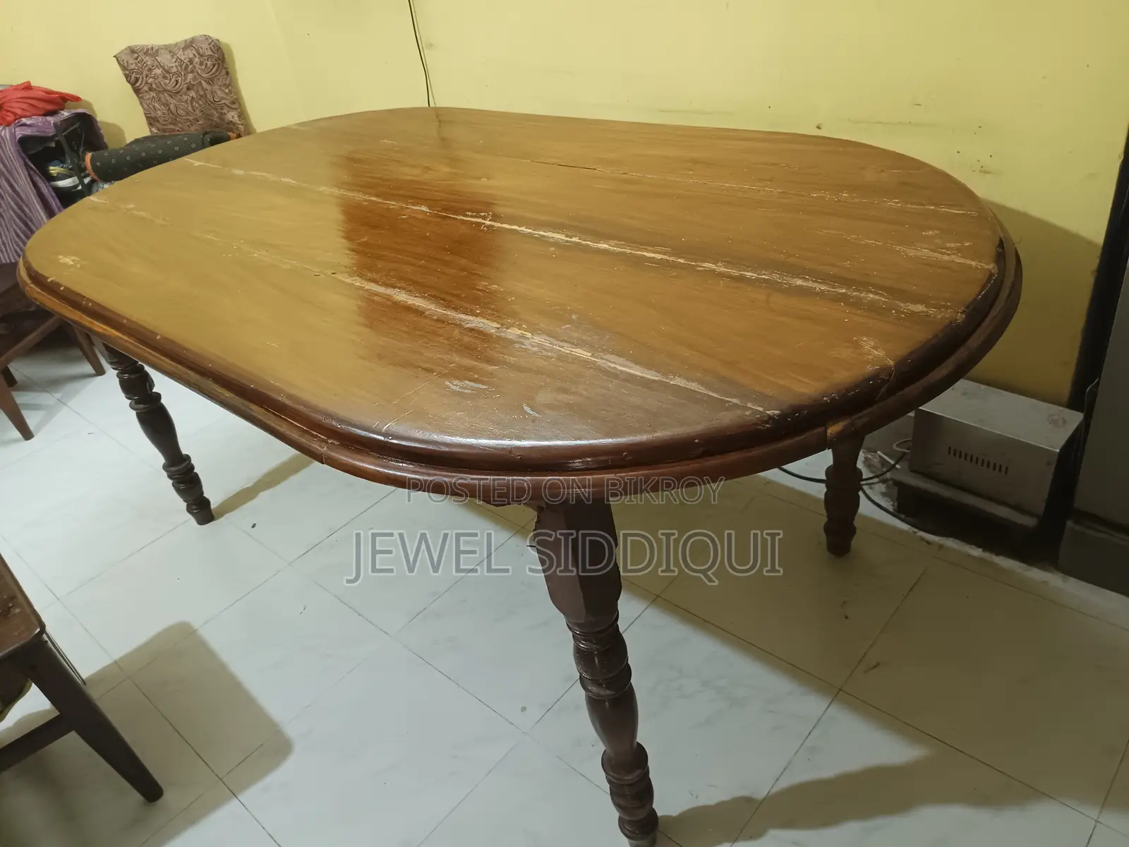 সুলভে একটি ডাইনিং টেবিল বিক্রয় হবে।