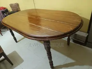 সুলভে একটি ডাইনিং টেবিল বিক্রয় হবে।