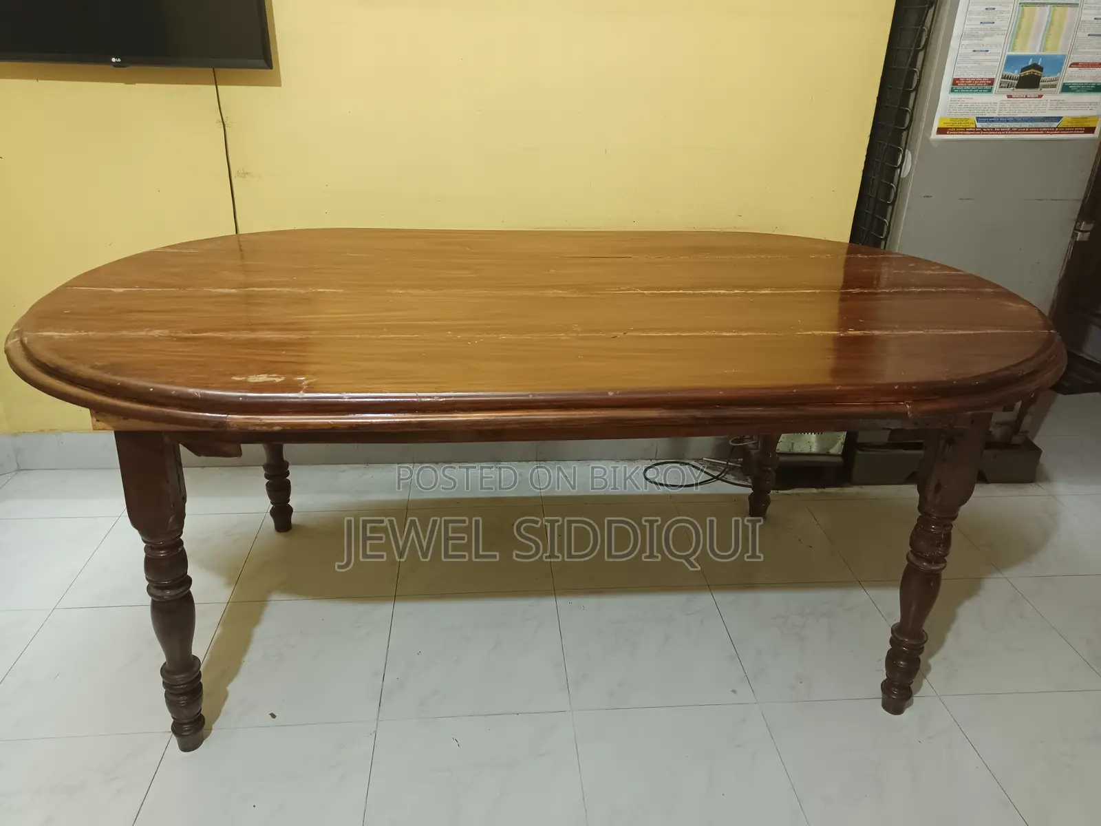 সুলভে একটি ডাইনিং টেবিল বিক্রয় হবে।