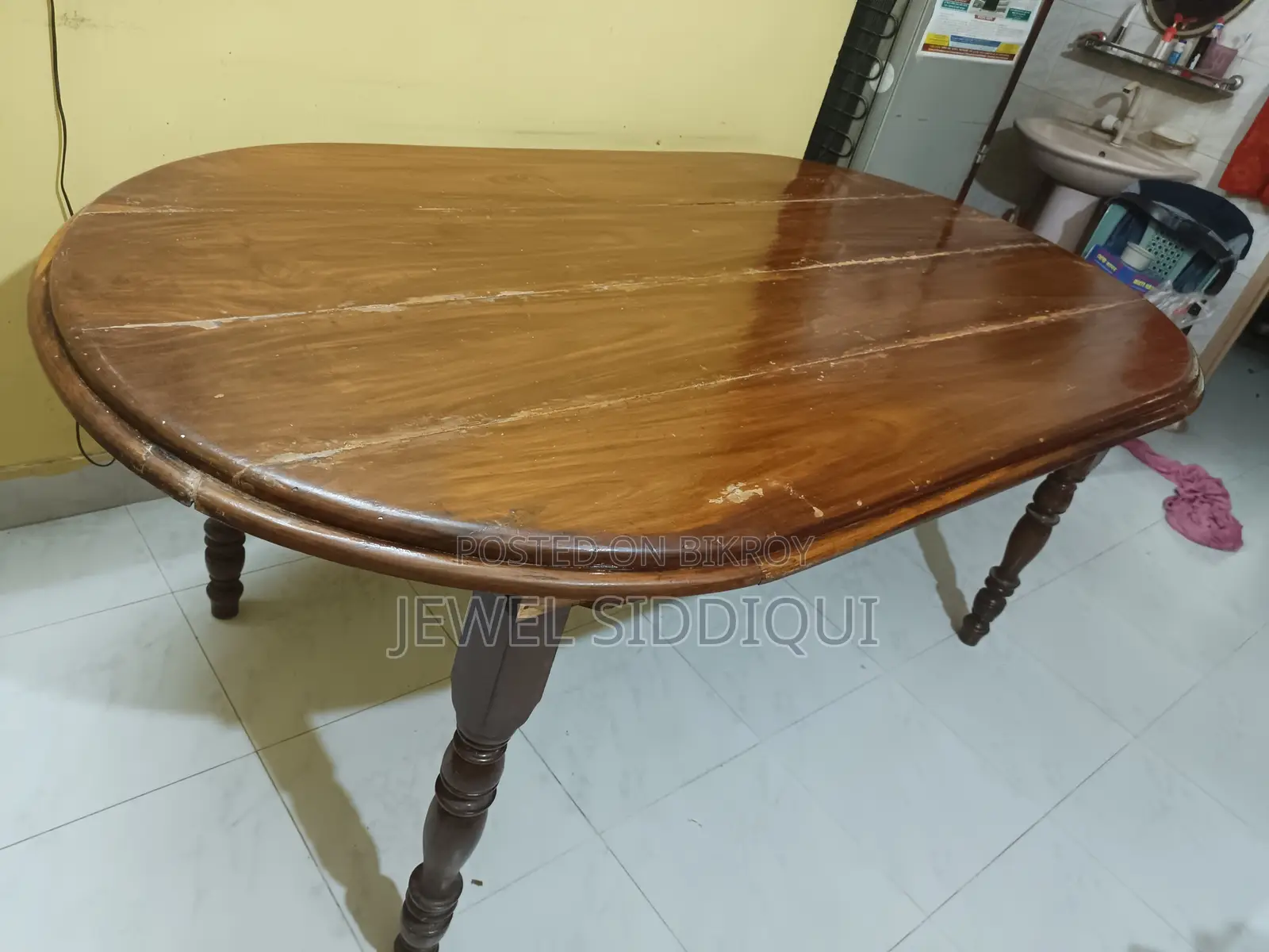 সুলভে একটি ডাইনিং টেবিল বিক্রয় হবে।