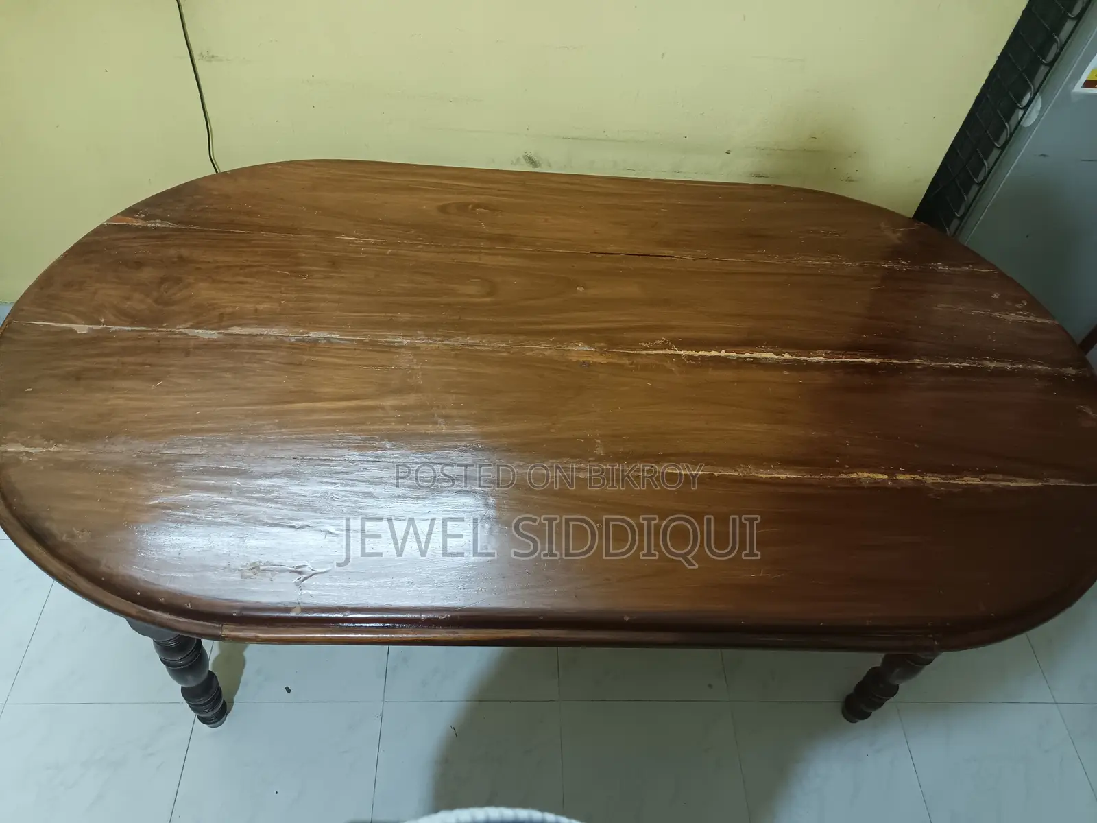 সুলভে একটি ডাইনিং টেবিল বিক্রয় হবে।