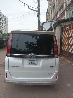 এস্কয়ার নোয়াহ ভাড়ার জন্য