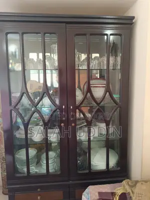 ফ্রন্ট গ্লাস শোকেস