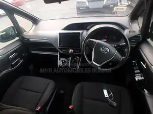 Toyota Esquire XI Plg 2019