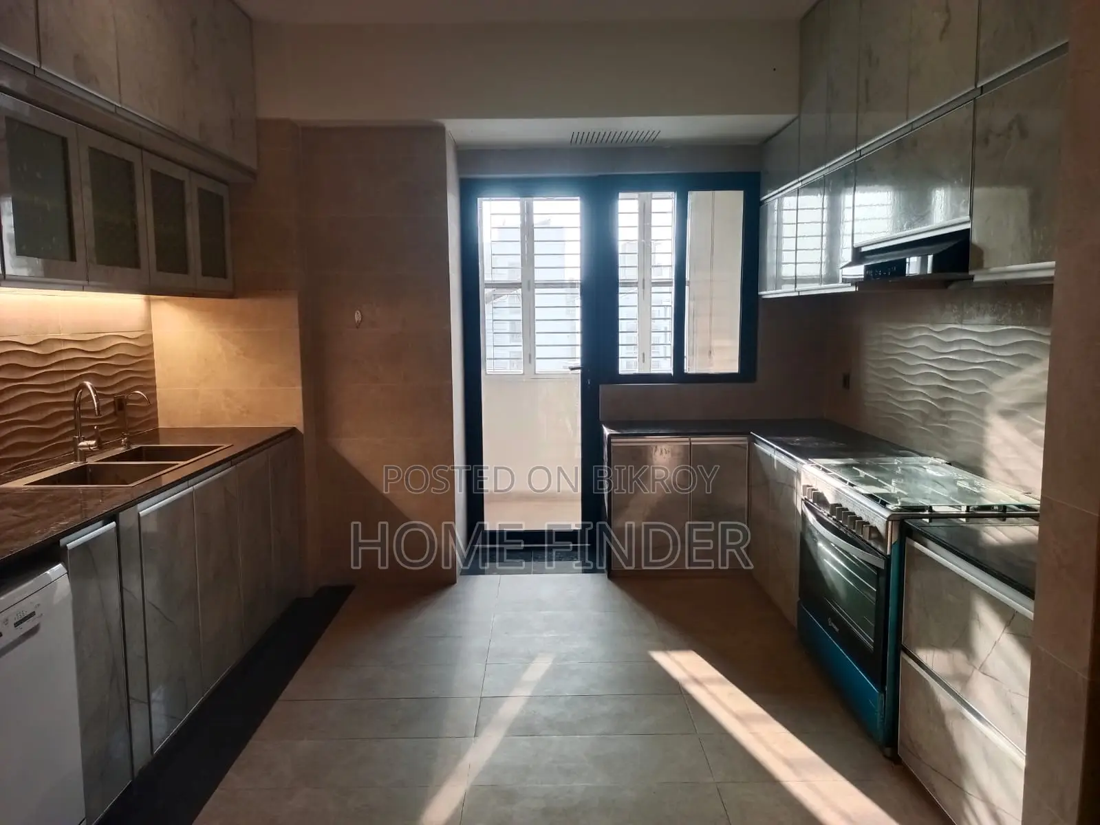 বারিধারা ডিপ্লোম্যাটিক জোনে ৩৮০০ বর্গফুটের ফার্নিশড অ্যাপার্টমেন্ট ভাড়া