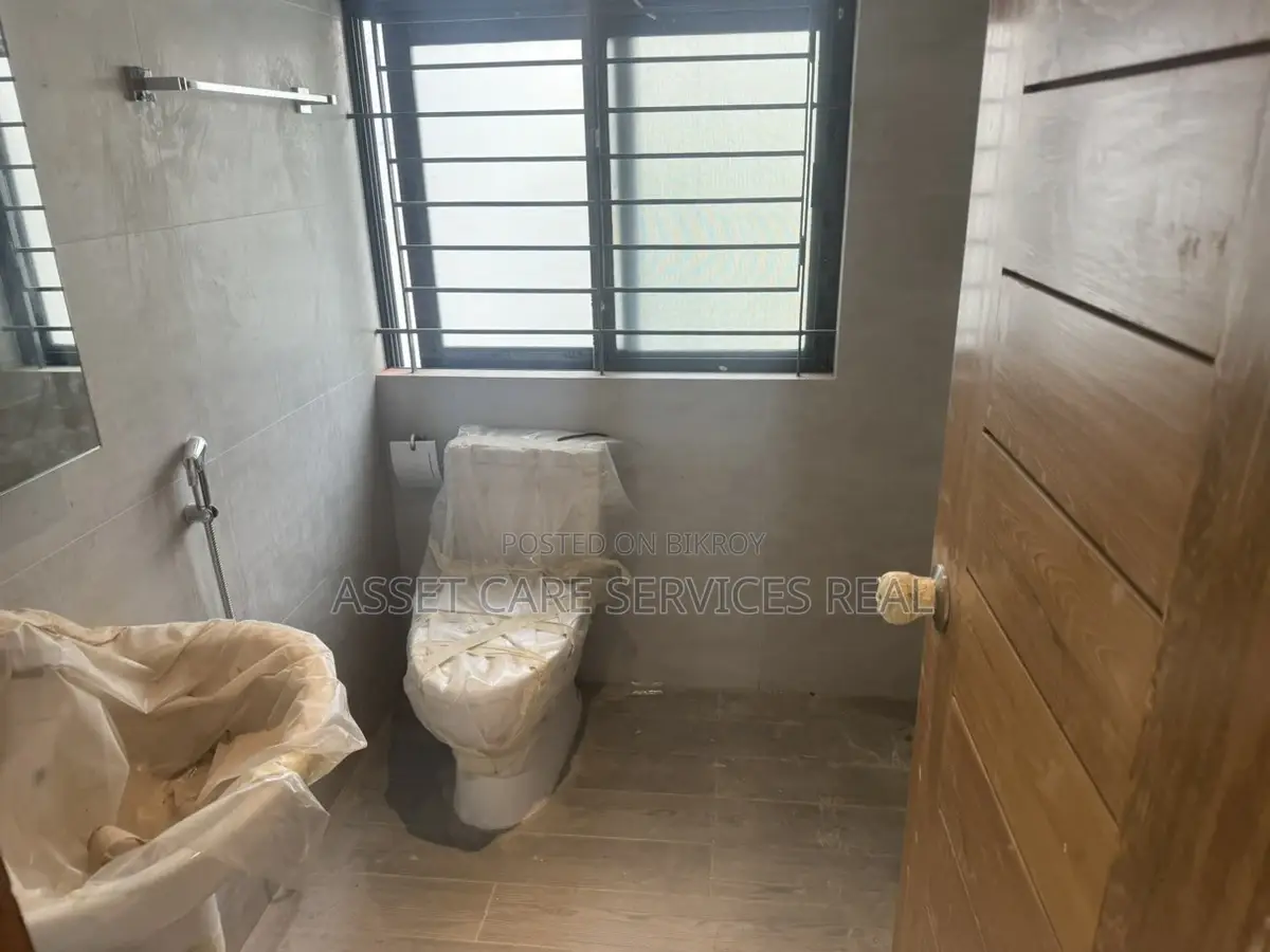 Brand new Commercial space Rent in Banani Road 11