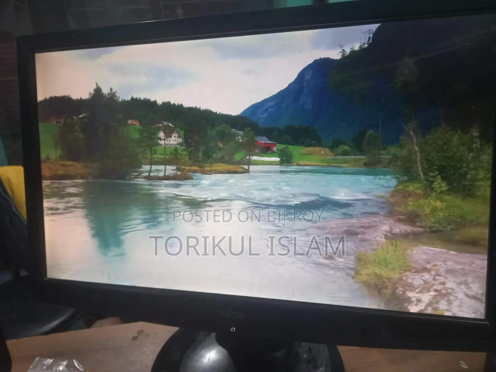 Fujitsu 19 inch Monitor//Full Fresh