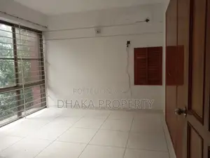 গুলশানে লেক ভিউ ২৩৫০ বর্গফুটের আন-ফার্নিশড ৩ বেডরুমের অ্যাপার্টমেন্ট ভাড়া
