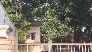 ধানমন্ডিতে Unimart সংলগ্ন ২০ কাঠা দক্ষিণ মুখী জমিতে পুরাতন বাড়ি বিক্রি