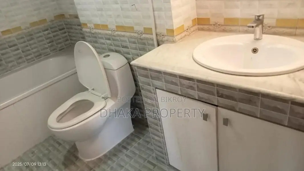 4BED_3200SqFt.2 Parking FLAT RENT AT GULSHAN 2 NORTH