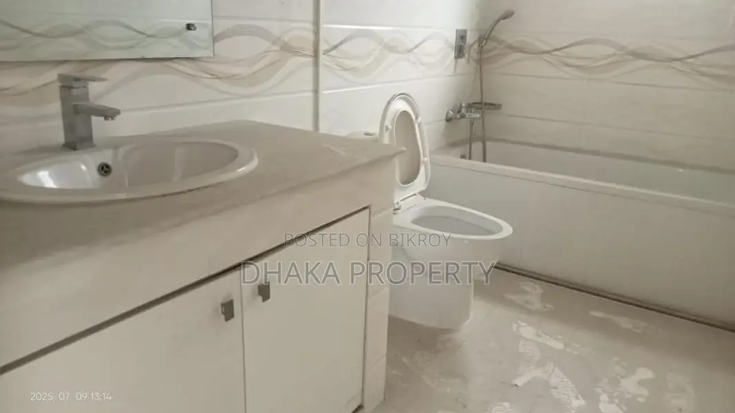 4BED_3200SqFt.2 Parking FLAT RENT AT GULSHAN 2 NORTH