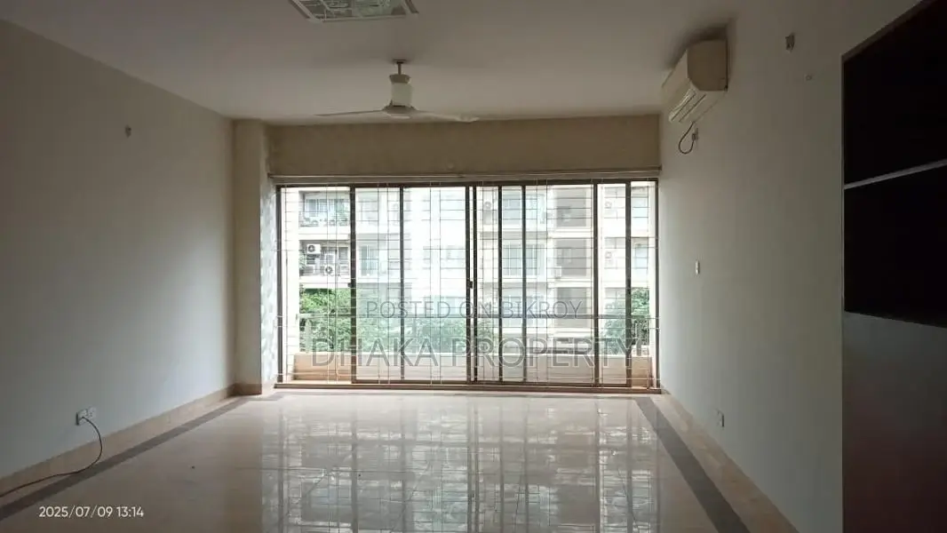 4BED_3200SqFt.2 Parking FLAT RENT AT GULSHAN 2 NORTH