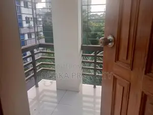 (২৩০০ বর্গফুট) গুলশানে আন-ফার্নিশড অফিস স্পেস ভাড়া হবে