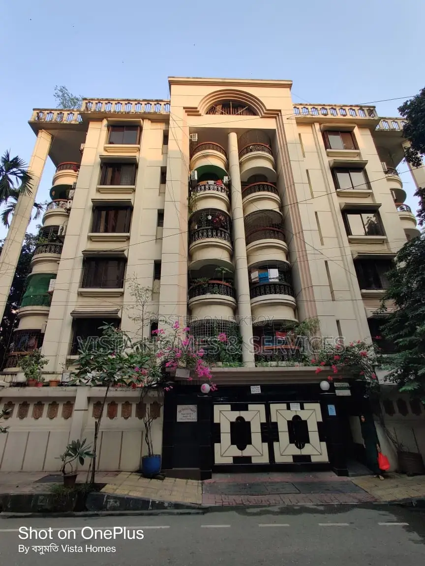 Spacious 2200 sq.ft Luxury Furnished Apt With Lake View – Gulshan-1