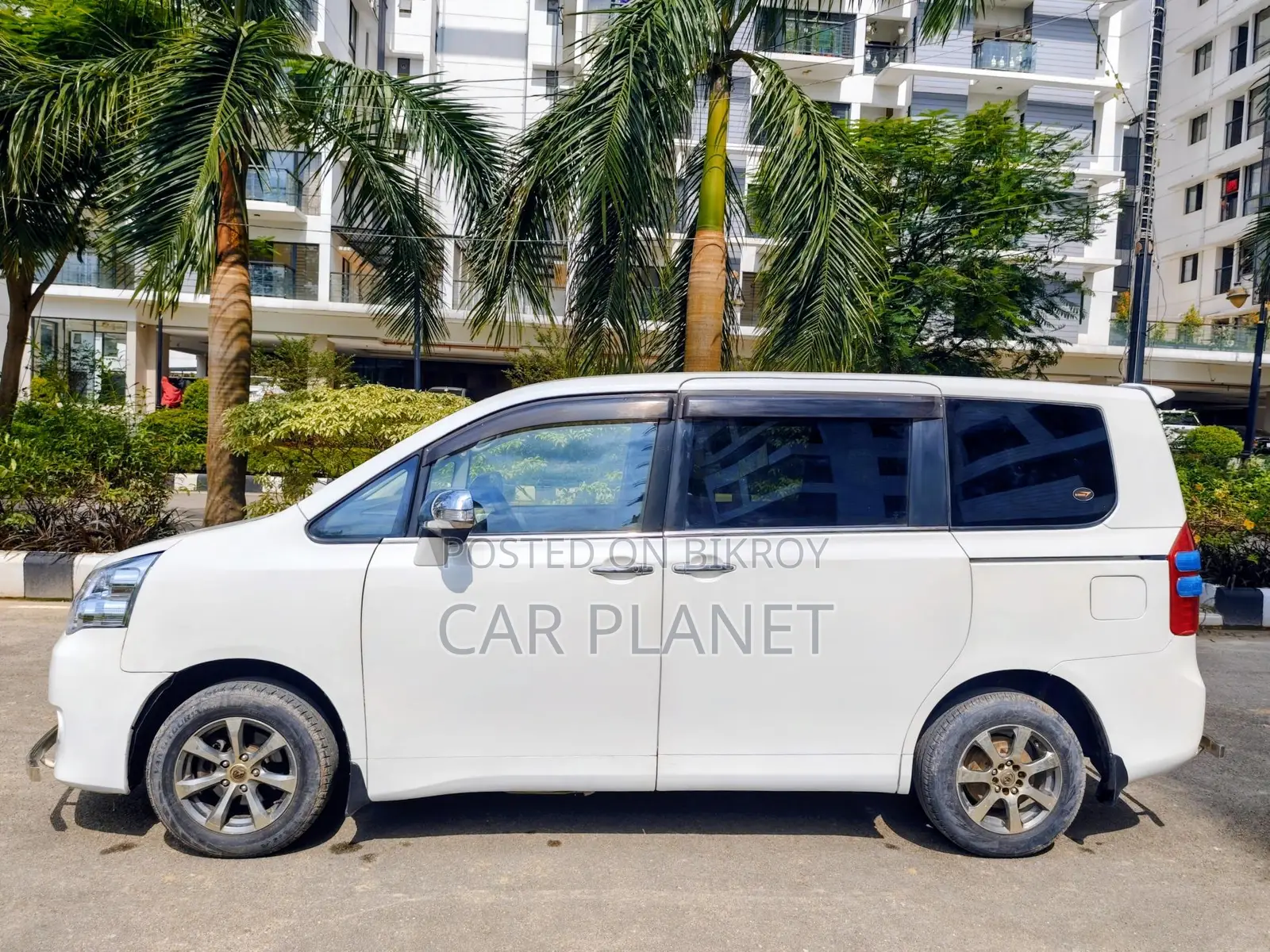 Toyota Noah 2010 Pearl