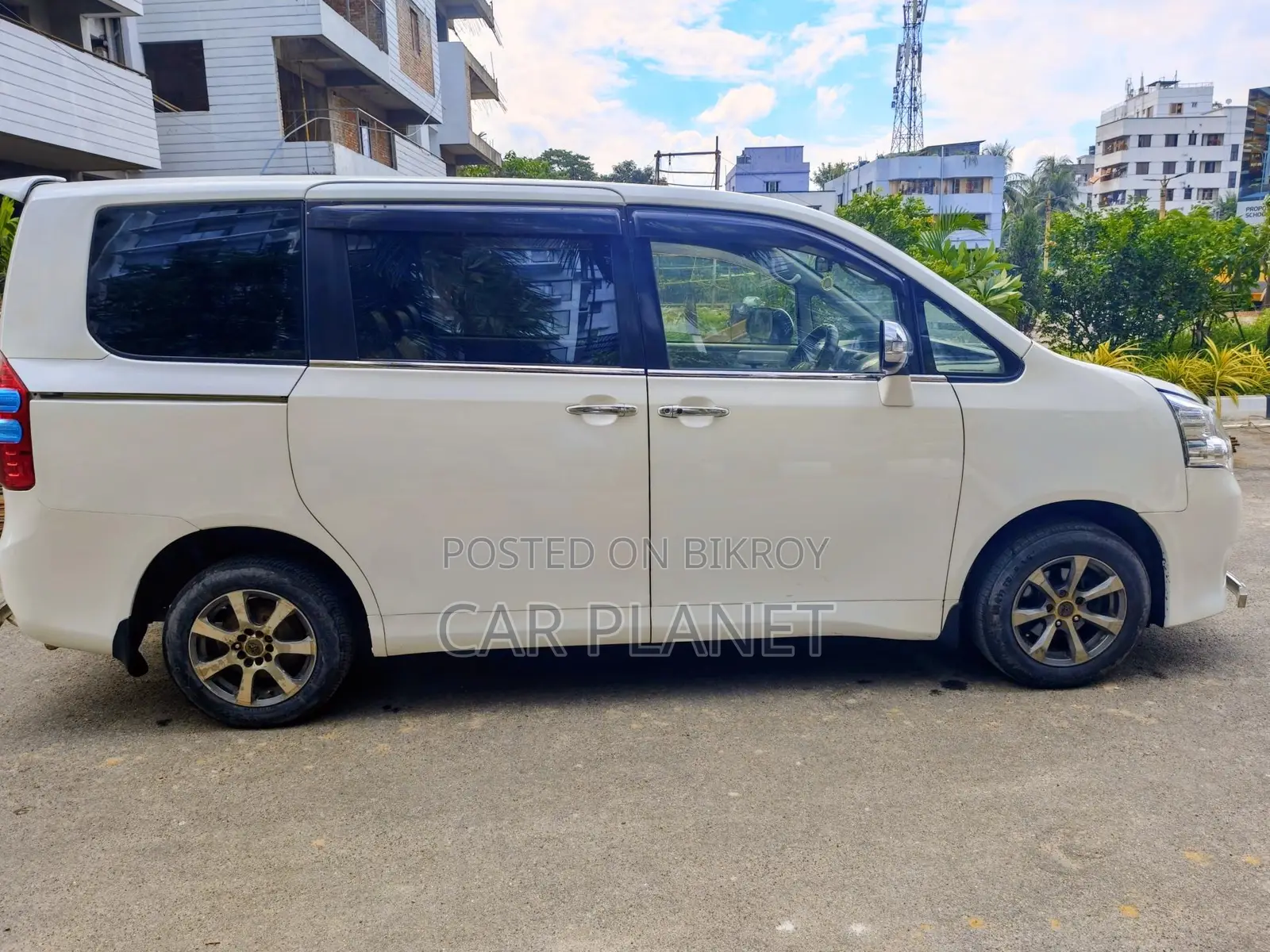 Toyota Noah 2010 Pearl