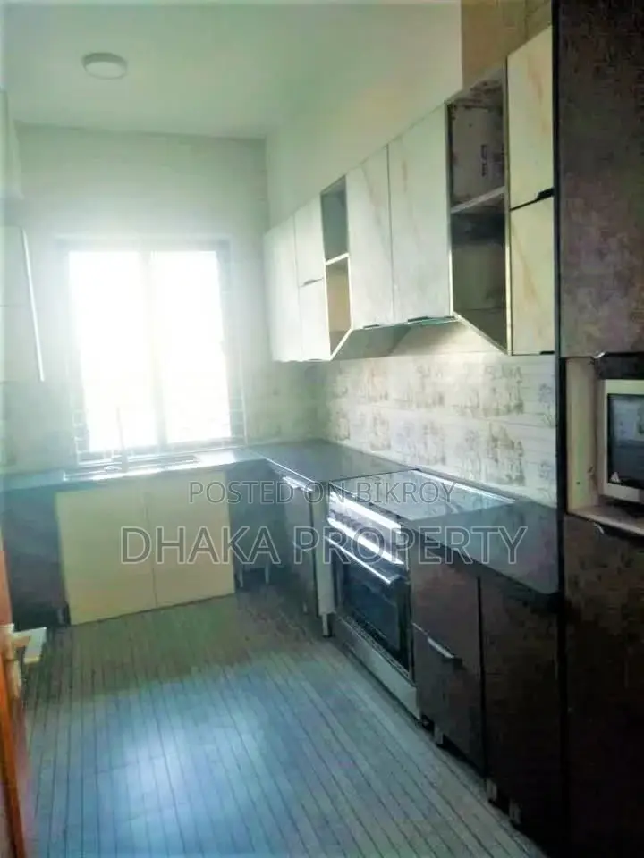(Gym-Swimming pool) 4 Beds Semi-Furnished Flat Rent in Gulshan
