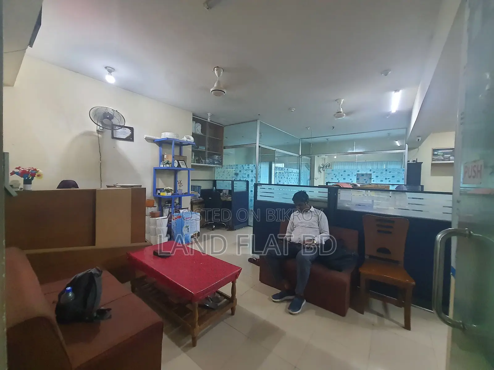 বাড্ডায় মিলেনিয়াম স্কয়ারে 1570sft অফিস স্পেস