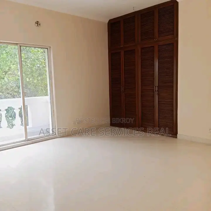 গুলশান-১ এ ৬১০০ বর্গফুটের ৫ বেডের লেক ভিউ বড় অ্যাপার্টমেন্ট ভাড়া