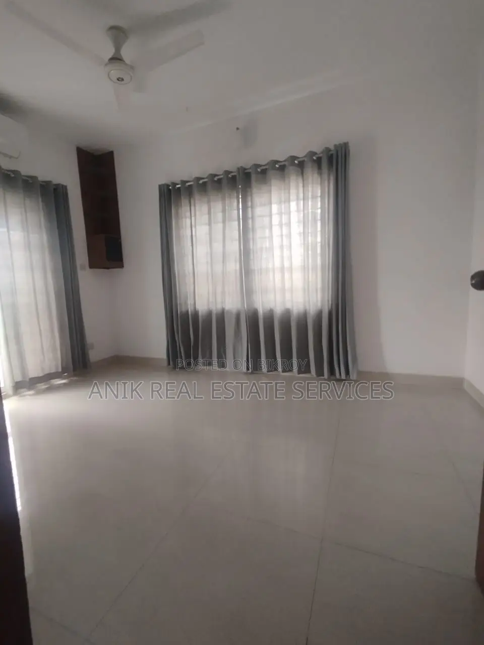 Lake View Good Quality 3 Bedroom Un Farnised Flat Rent In Gulshan